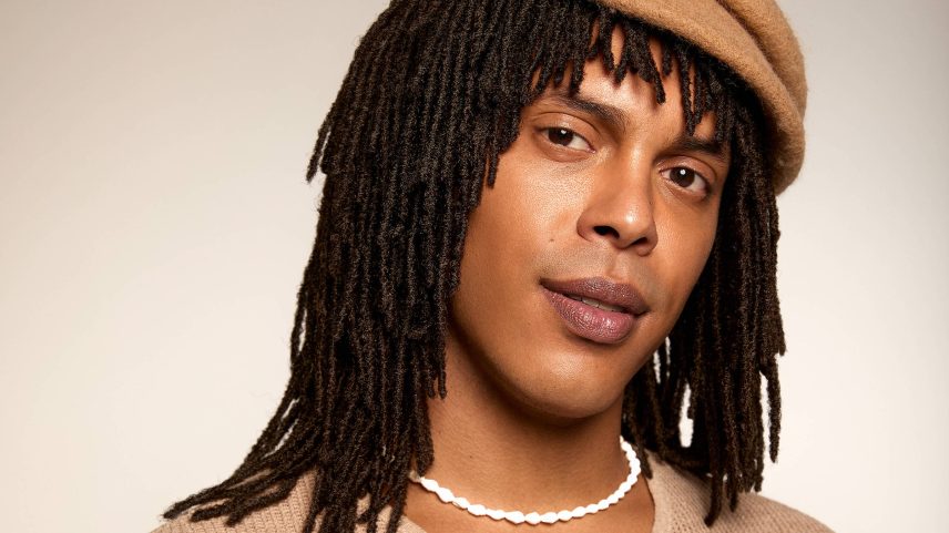 Raphael Elias protagoniza o espetáculo 'Djavan - o Musical: Vidas Para Contar' (Foto: Andre Wanderley/Divulgação)
