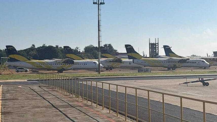 Aeronaves da Voepass paradas em pátio do aeroporto Leite Lopes, em Ribeirão Preto, no interior paulista, depois de a companhia aérea ter sido proibida de voar (Foto: Marcelo Toledo - 28.mai.25/Folhapress)