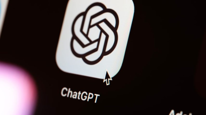 Close-up do logo do aplicativo ChatGPT em uma tela de computador com interação do cursor, exibido em um layout digital moderno (Foto: Adobe Stock)