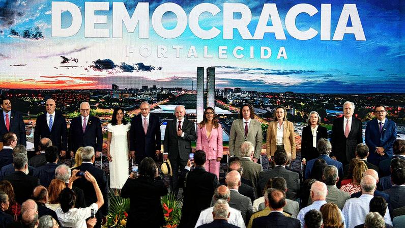 Ato no Palácio do Planalto em 8 de janeiro de 2025 comemora o fracasso do golpe de janeiro de 2023 (Foto: Lúcio Távora - 8.jan.25/Xinhua)