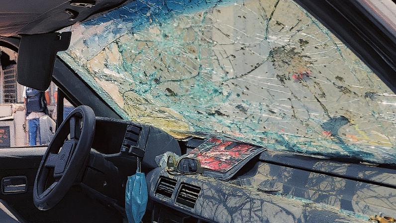 O para-brisa de um carro ficou destruído após explosão em frente a uma base da Força Aérea em Cali, Colômbia, na sexta-feira, 22 de agosto de 2025 (Foto: Santiago Saldarriaga/AP)
