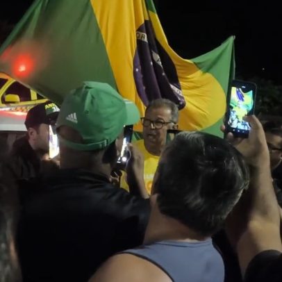 Manifestantes realizam buzinaço em frente ao condomínio de Bolsonaro após prisão domiciliar