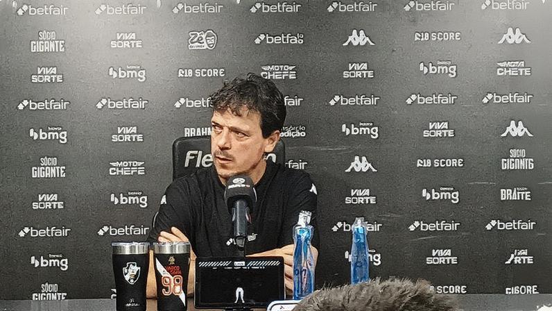 Fernando Diniz fez críticas à arbitragem (Foto: Vitor Seta)