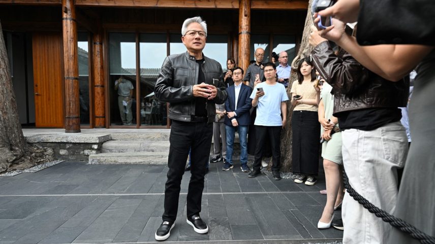 O CEO da Nvidia, Jensen Huang, visitou Trump e EUA liberaram exportação de chips de IA para a China (Foto: Adek BERRY / AFP)