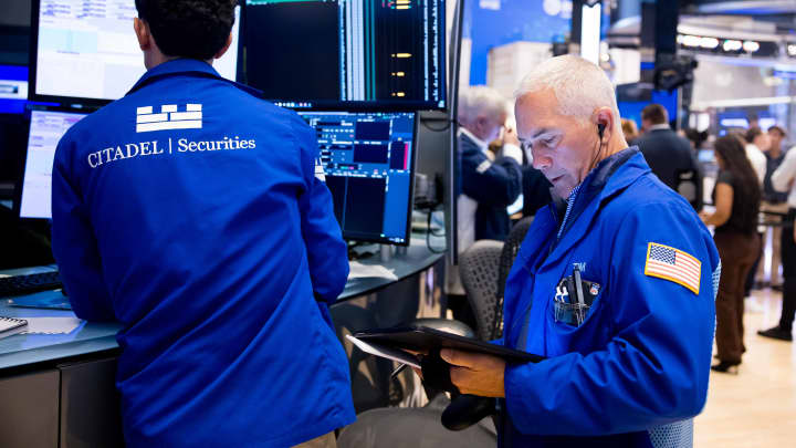 Traders trabalham na Bolsa de Valores de Nova York em 30 de julho de 2025. (Foto: NYSE)