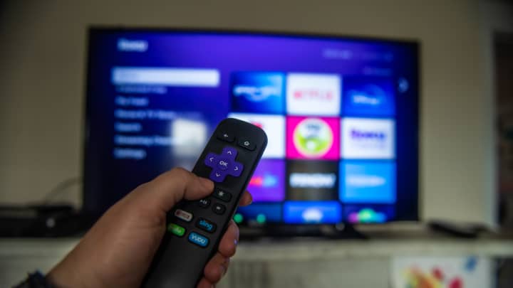 Um controle remoto da Roku em uma fotografia arranjada em Hastings-on-Hudson, Nova York, em 2 de maio de 2021. (Foto: Bloomberg | Getty Images)