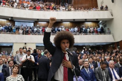 Deputado Renato Freitas (PT) em discurso na Assembleia Legislativa do Paraná. (Foto: Divulgação/Alep)