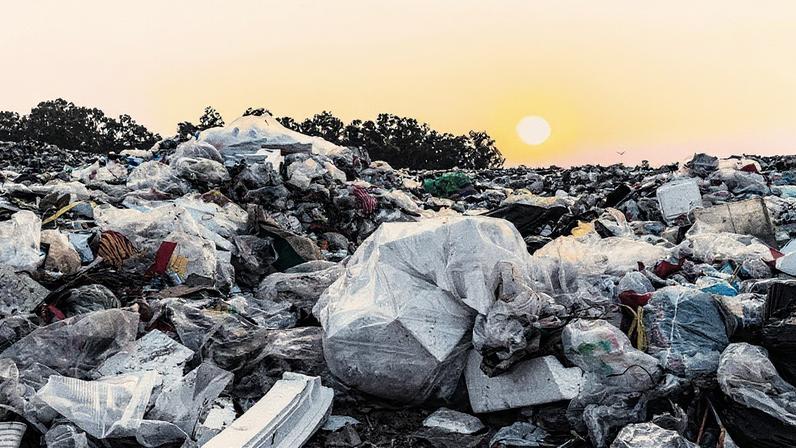 Close up de uma grande pilha de lixo ao pôr do sol (Foto: Getty Images)