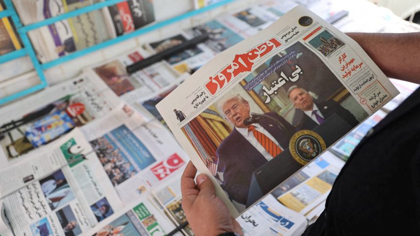 Um homem segura um jornal com a foto do presidente dos Estados Unidos, Donald Trump, e de seu enviado para o Oriente Médio, Steve Witkoff, em Teerã, Irã - Majid Asgaripour - 11.mai.25/via Reuters (Foto: Majid Asgaripour - 11.mai.25/via Reuters)