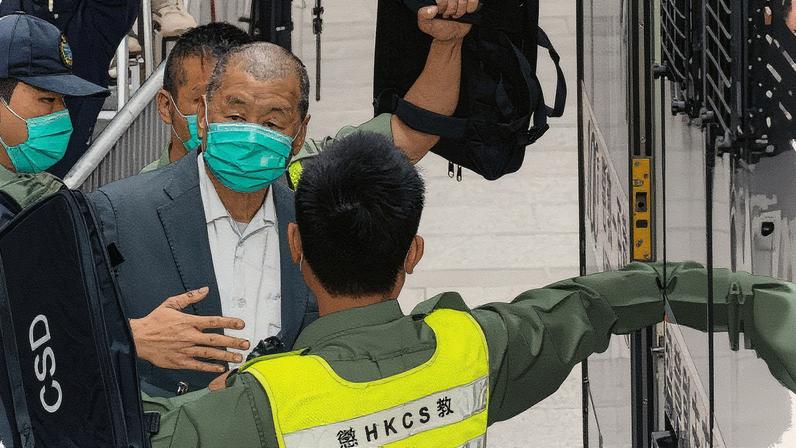 Ex-magnata da mídia de Hong Kong, Jimmy Lai (ao centro, com máscara azul) em 2021 (Foto: Bloomberg)