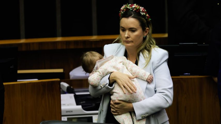 Julia Zanatta com a bebê no colo na obstrução aos trabalhos na Câmara (Foto: WILTON JUNIOR)