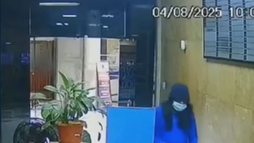 Suspeito flagrado pela câmera de segurança (Foto: TV Globo/Reprodução)