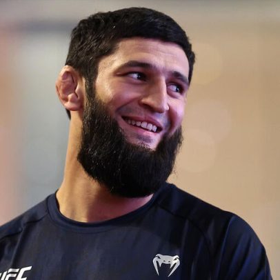 Khamzat Chimaev avança rumo à disputa do cinturão dos médios