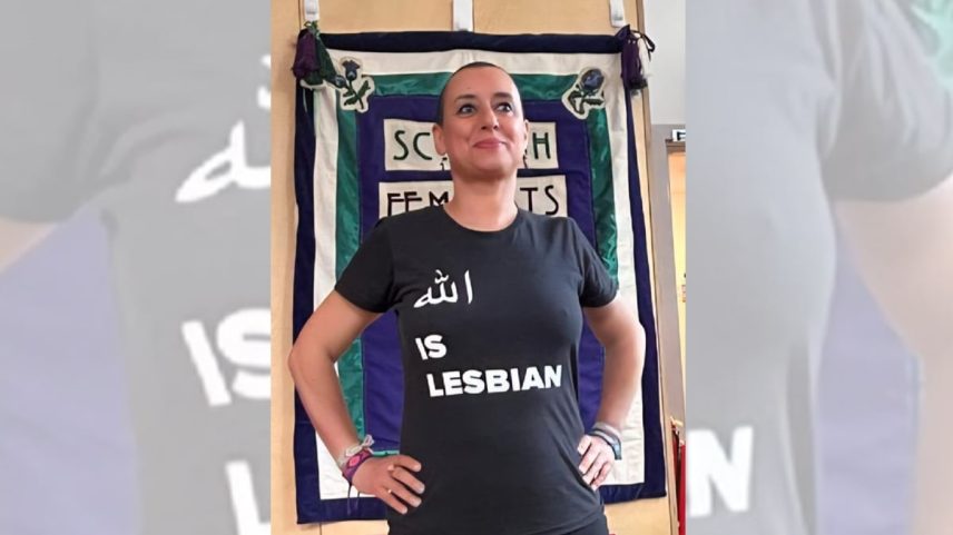 A ativista LGTBIQ marroquina Ibtissame Lachgar, detida por blasfêmia após mostrar nas redes sociais uma foto em que veste uma camiseta com a inscrição: "Alá é lésbica". (Foto: Reprodução)