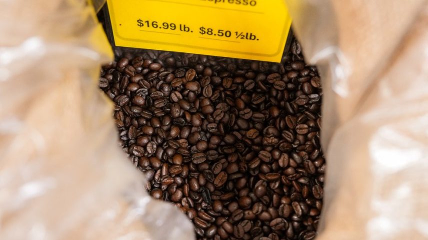 Café brasileiro à venda em uma loja de produtos importados em Nova York em 15 de julho de 2025 (Foto: Adam Gray/Reuters)