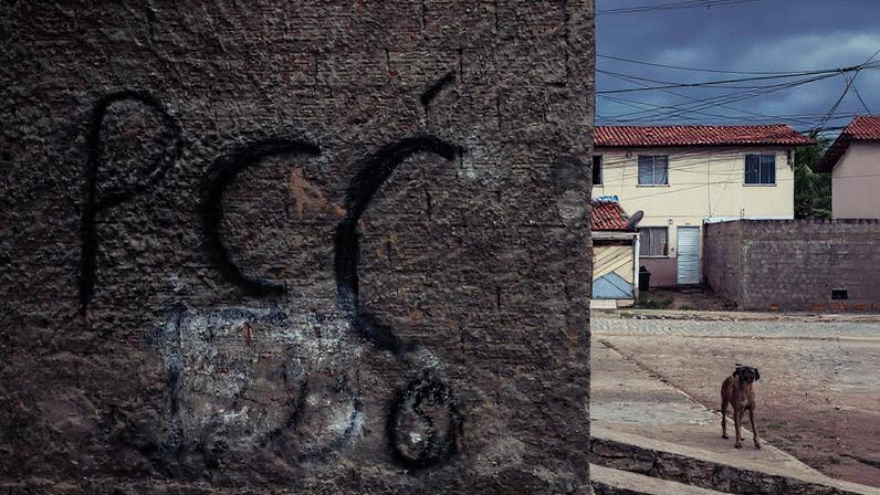 Muro de casa localizada na comunidade de Mandacaru em Jequié (BA), pichado com símbolo de facção criminosa. (Foto: Rafaela Araújo - 23.jul.23/Folhapress)