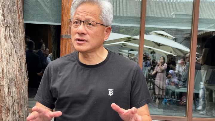 Jensen Huang, CEO da Nvidia, fala com a mídia em um hotel em Pequim, China, em 16 de julho de 2025. (Foto: Alessandro Diviggiano | Reuters)