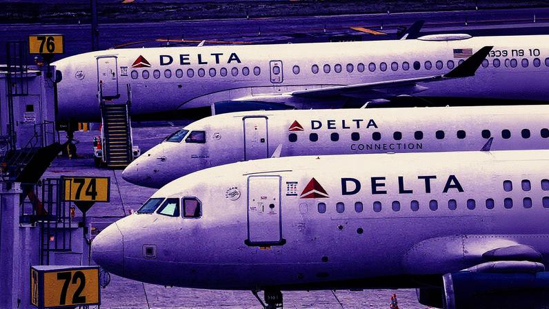 Aeronaves da Delta Airlines no aeroporto de LaGuardia, em Nova York (EUA) (Foto: Mike Segar - 01.jun.2022/Reuters)
