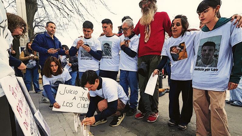 Familiares de pacientes que morreram após serem tratados com fentanil contaminado durante protesto em frente a hospital na Argentina. (Foto: X/Reprodução)