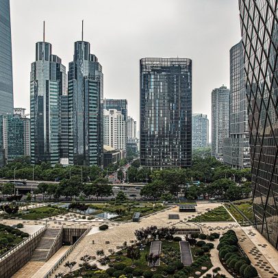 Bolsas sobem com resultados positivos e estímulos na China, apesar de tensões globais