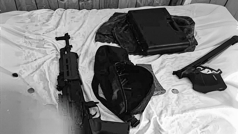 Fotos de uma arma e partes de eletrônicos militares que foram encontradas no telefone de Shenghua Wen. (Foto: U.S. Department of Justice)