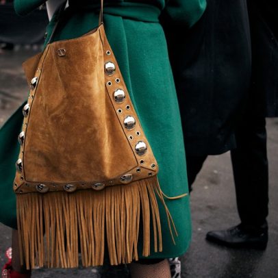 Bolsa de franjas se destaca como a principal tendência do inverno 2023