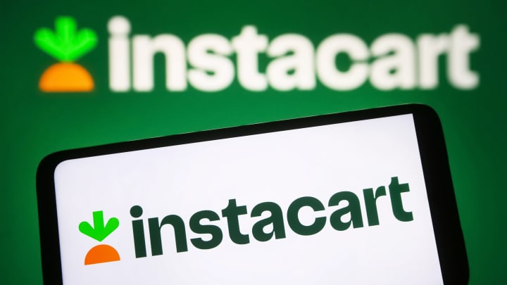 O logotipo do Instacart é visto em um smartphone e em uma tela de PC. (Foto: Pavlo Gonchar | SOPA Images | Lightrocket | Getty Images)