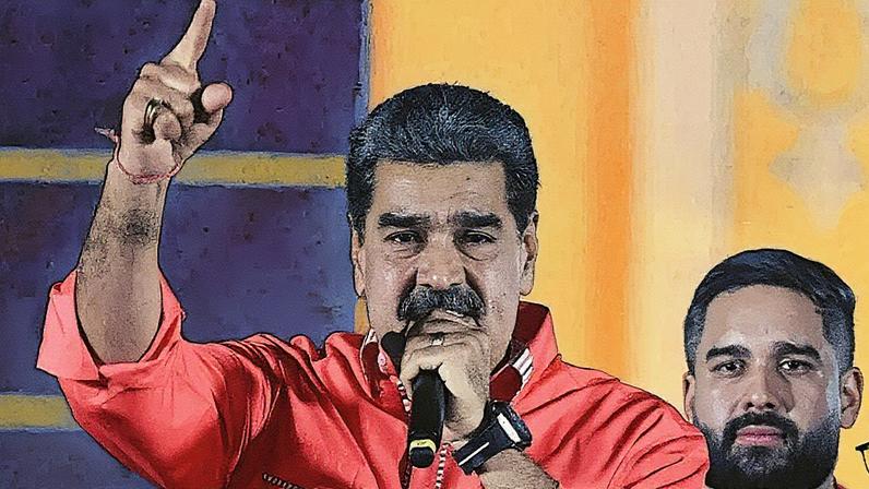 Nicolás Maduro discursa aos seus partidários e comemora o resultado das eleições de domingo (25/05) na praça Bolívar, em Caracas. (Foto: Federico Parra/AFP via Getty Images)