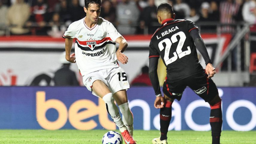 Lance de São Paulo 2 x 0 Vitória, no Morumbi (Foto: Thiago Bernardes/Reuters)