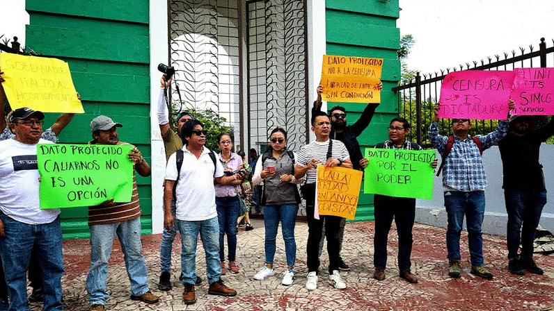 Protesto de jornalistas em frente às instalações da Cidade Judicial, em Chilpancingo, Guerrero, no dia 12 de agosto de 2025. (Foto: Dassaev Téllez Adame/ Cuartoscuro)