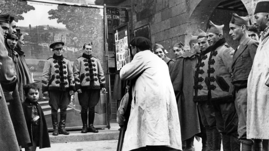 Novos recrutas das tropas franquistas posam para uma imagem propagandista nazista no quartel de cavalaria de Salamanca, Espanha, em dezembro de 1936. (Foto: Fotoarchiv für Zeitgeschichte / dpa Picture Alliance / ContactoPhoto)