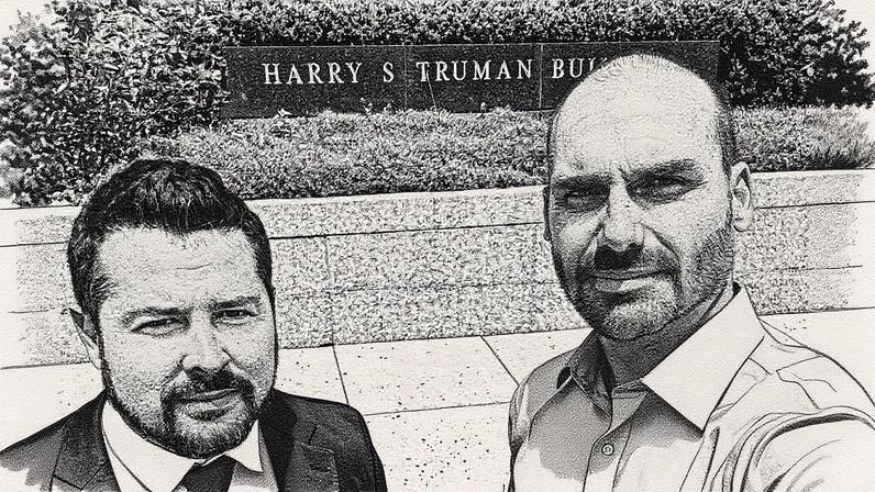 Paulo Figueiredo, neto de João Figueiredo, e Eduardo Bolsonaro em frente à sede do Departamento de Estado dos EUA (Foto: Reprodução)