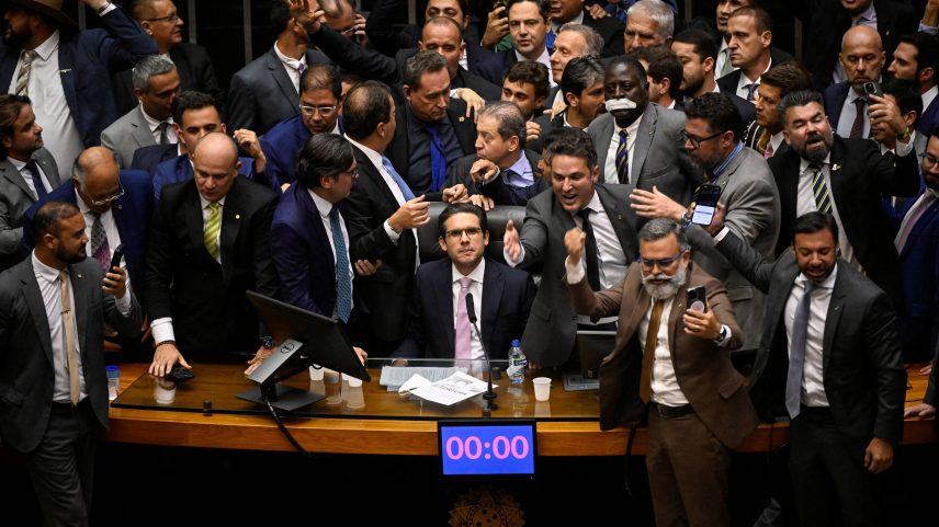 O presidente da Câmara dos Deputados, Hugo Motta (Republicanos-PB), reassume a Mesa Diretora após negociação com a oposição (Foto: Mateus Banomi/Reuters)
