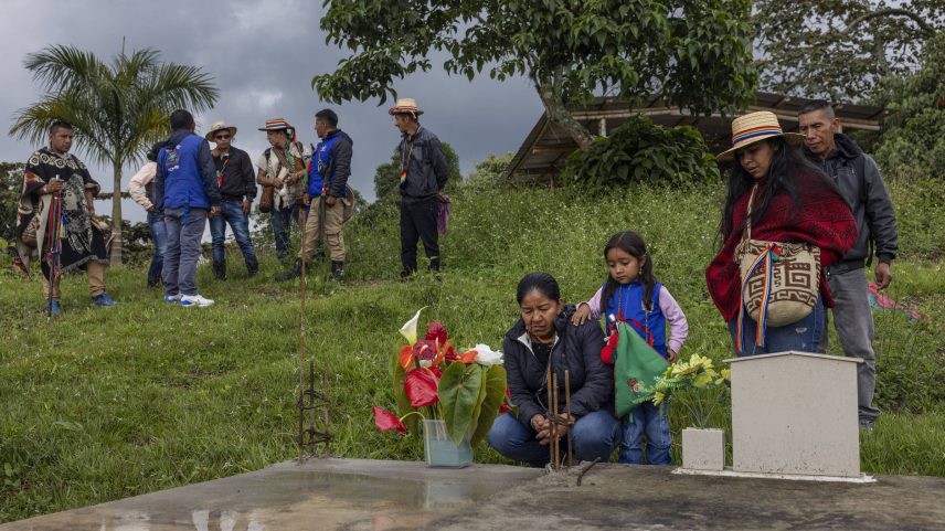 Ramiro e Mercedes Valencia seguram um retrato de sua filha María Emmana Vereda El Cóndor, na zona rural de Santander de Quilichao, província de Cauca, na Colômbia (Foto: Lalo de Almeida/Folhapress)