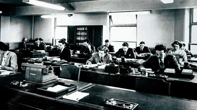 Trabalho em escritório nos anos 1950 (Foto: Chris Curry na Unsplash)