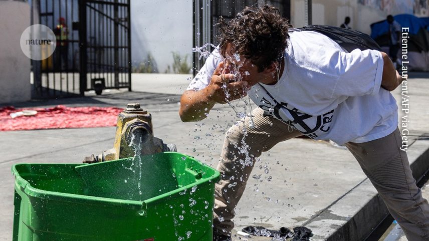 Uma pessoa na Califórnia se molha durante uma onda de calor em 2024. (Foto: Etienne Laurent/AFP via Getty)