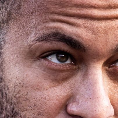 Neymar se desentende com torcedores em retorno ao Santos por atitudes polêmicas