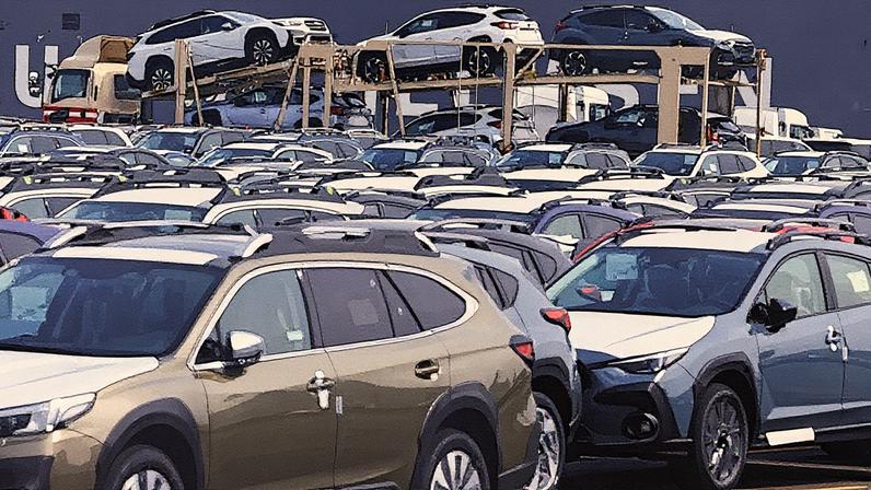 Carros recém-fabricados aguardando exportação em um porto em Yokohama, ao sul de Tóquio, Japão, em 27 de março de 2025. (Foto: Issei Kato | Reuters)