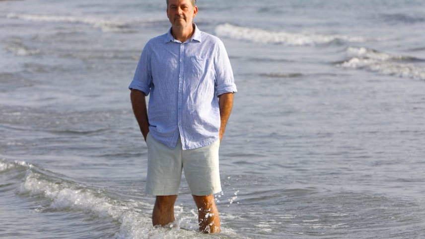 José Manuel Martínez, transplantado de fígado após a metástase de um câncer colorretal, em uma praia de Santa Pola. (Foto: Joaquín de Haro)
