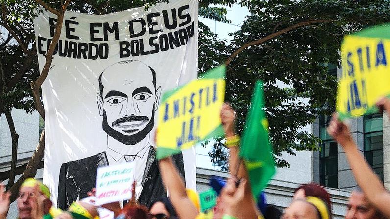 Parte da sociedade insiste em votar na extrema direita representada pela família Bolsonaro (Foto: Felipe Rau/Estadão)