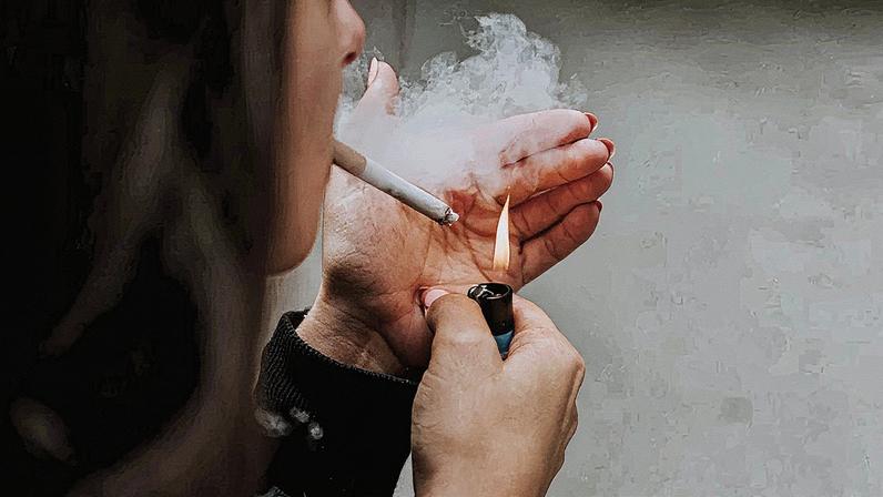 A prevalência de fumantes entre mulheres aumentou de 7,2% para 9,8%, representando um crescimento de 36% (Foto: Reprodução)