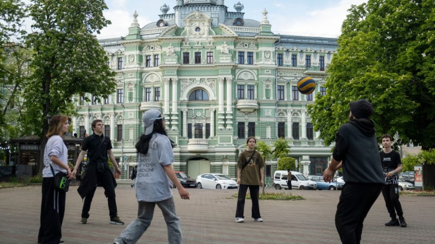 Crianças jogam vôlei em frente ao edifício Budynok Russova, na cidade de Odessa, que é patrimônio mundial da UNESCO. 13/05/2025 (Foto: Oliver Raw/SOPA Images/LightRocket/Getty Images)