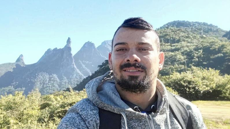 Entregador de 29 anos posando para a foto (Foto: Reprodução)