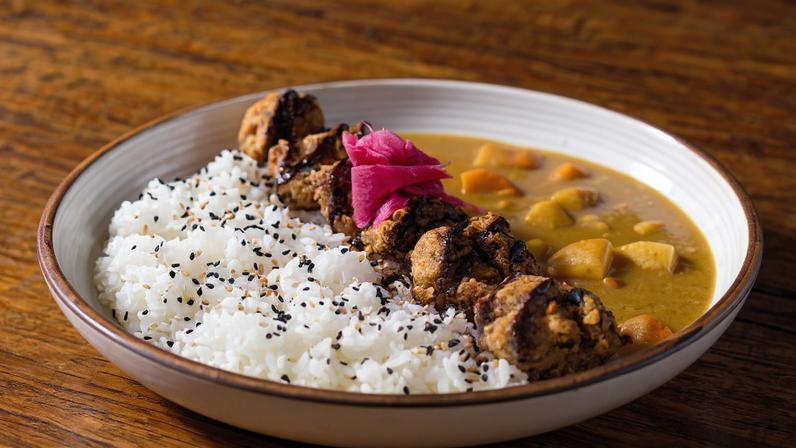 Karê karaague do Hirá Ramen Izakaya