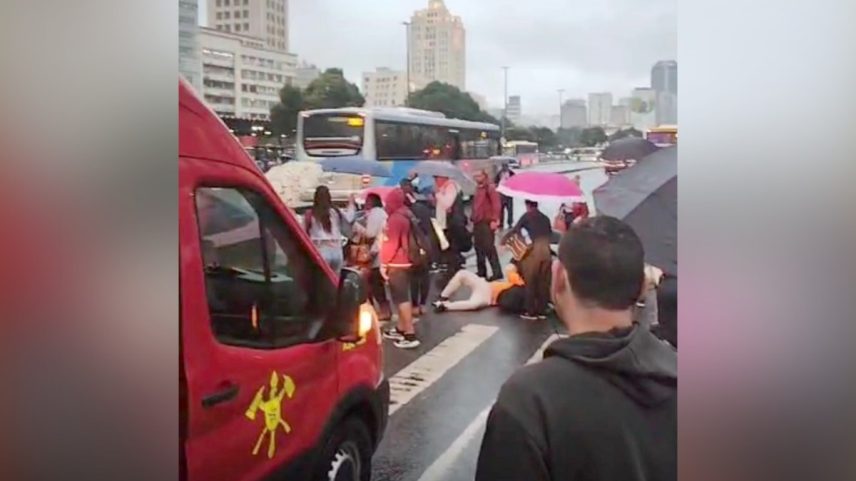 Um grupo de pessoas em volta de uma das vítimas do atropelamento (Foto: Reprodução)