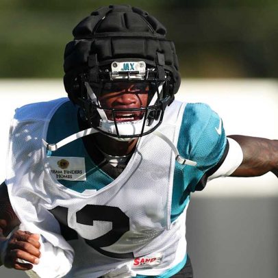 Davante Adams questiona capacidade de Travis Hunter em atuar em ambos os lados do campo