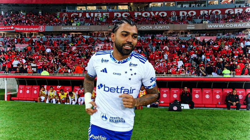 Alan Patrick, do Internacional, e Jorginho, do Flamengo, brigam pela bola no jogo de ida das oitavas, vencido pela formação rubro-negra por 1 a 0 (Foto: Mauro Pimentel - 13.ago.25/AFP)