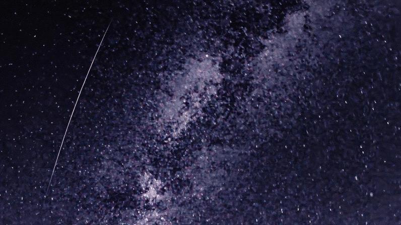 Um meteoro Perseidas longo e multicolorido riscando o céu logo à esquerda da Via Láctea (Foto: Brocken Inaglory/Wikimedia Commons)