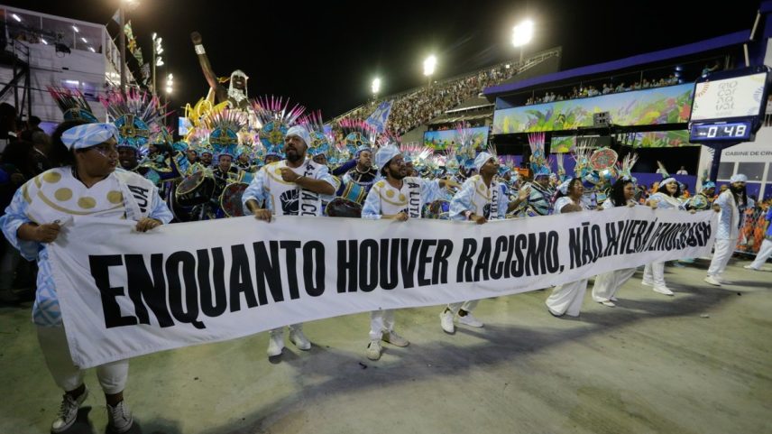 Protesto contra o racismo no desfile da Beija-Flor (Foto: Domingos Peixto)