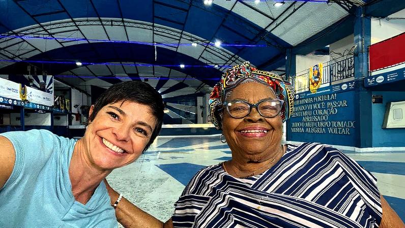 A apresentadora Bete Pacheco ao lado de Tia Surica (Foto: Divulgação)